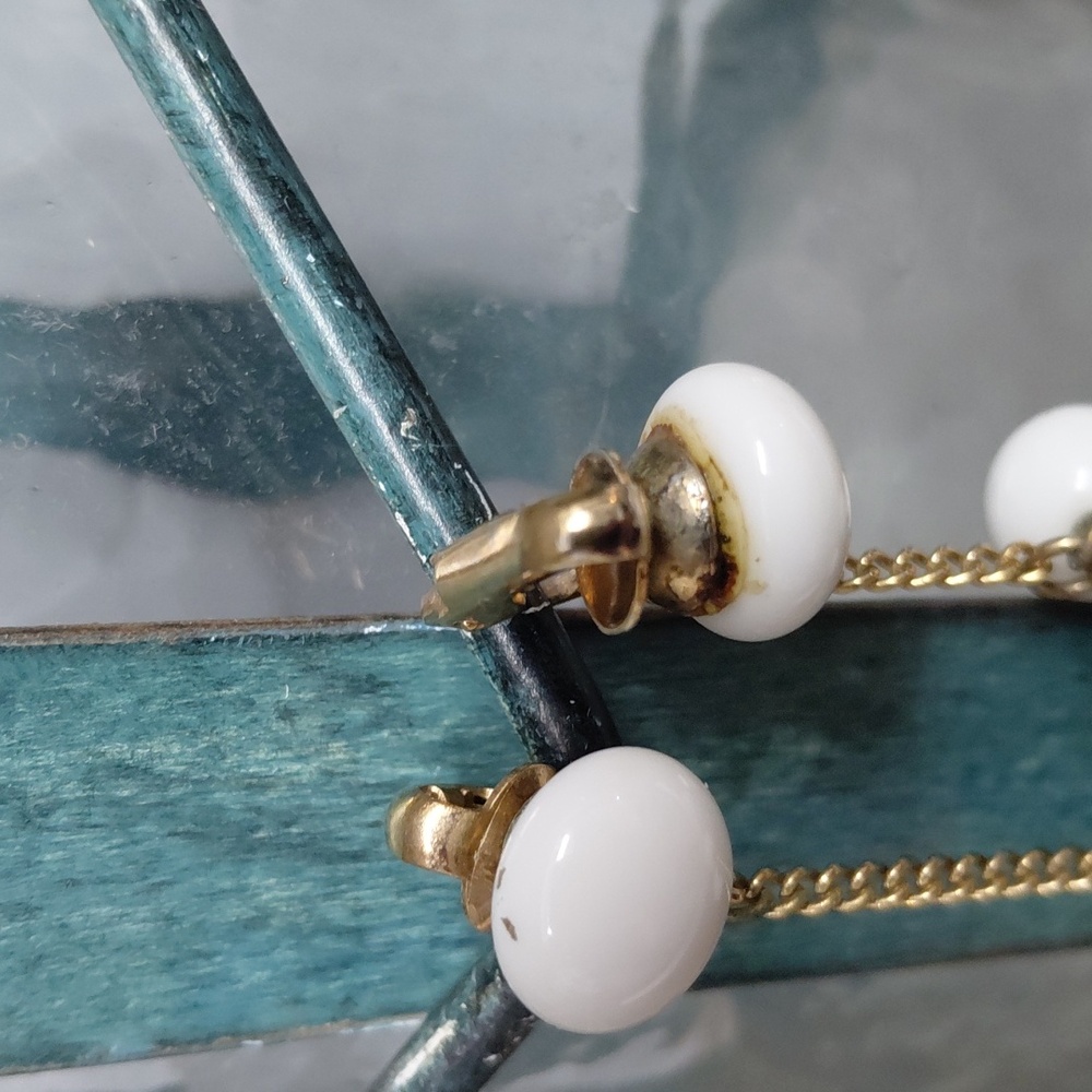 Vintage White and Gold Dangle Clip On Earrings - Picture 3 of 5